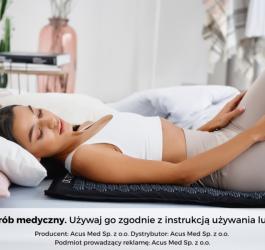 Kobieta leży na macie do akupresury.