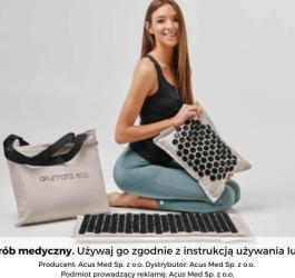 Kobieta korzysta z maty do akupresury.