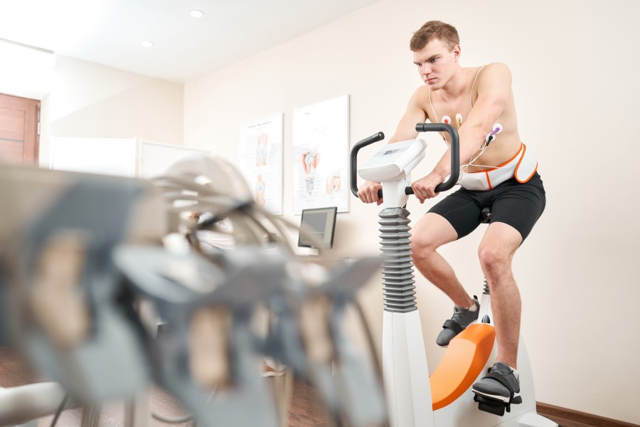 Pacjent podczas EKG wysiłkowego na ergometrze rowerowym.