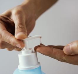 Farmaceuta przygotuje środek do dezynfekcji