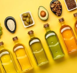 Oleje roślinne zawierające sterole roślinne, zamknięte w szklanych butelkach.