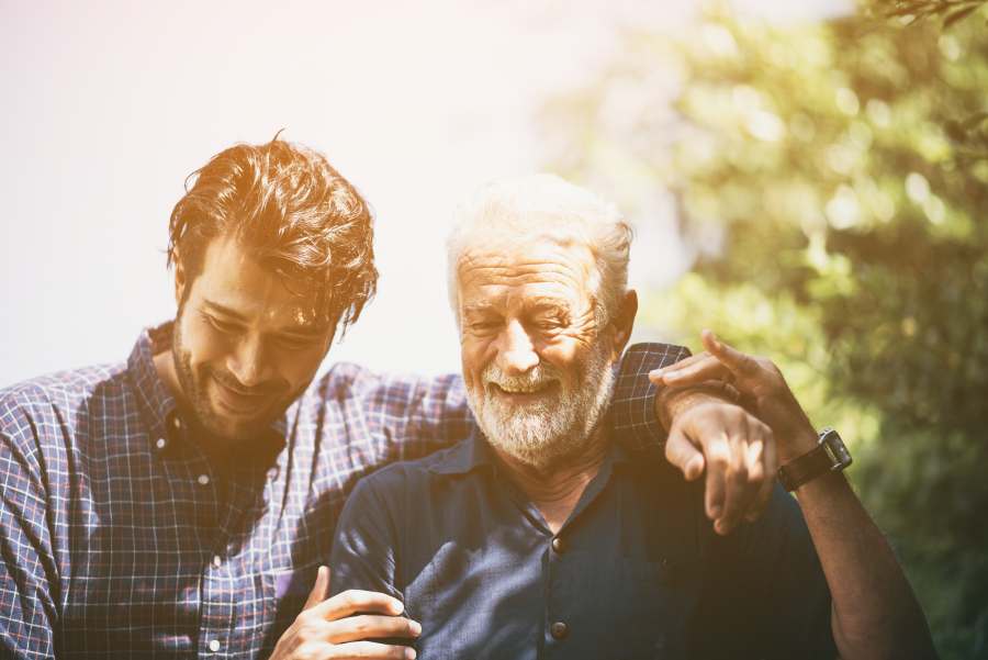 gadżety zdrowotne dwóch mężczyzn