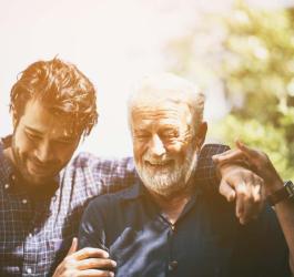 gadżety zdrowotne dwóch mężczyzn