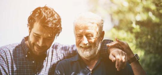 gadżety zdrowotne dwóch mężczyzn