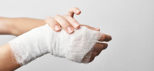Zabandażowana dłoń - niepoprawne leczenie może doprowadzić do rozwoju gangreny.