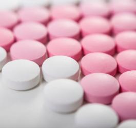 Białe i różowe tabletki zawierające glikokortykosteroidy.