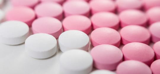 Białe i różowe tabletki zawierające glikokortykosteroidy.