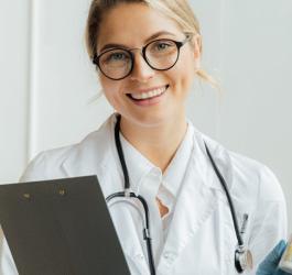 usmiechnieta lekarka trzmajace leki i stetoskop