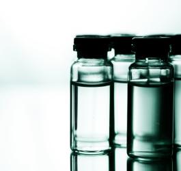 Szklane fiolki zawierające lek w formie płynnej.