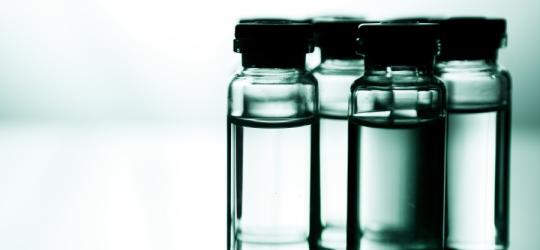 Szklane fiolki zawierające lek w formie płynnej.