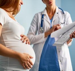 Kobieta w ciąży chorująca na Hashimoto rozmawia ze swoim lekarzem prowadzącym.