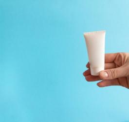 Kobieta trzyma w dłoni maść.