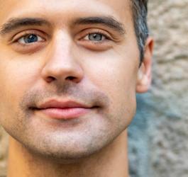 Mężczyzna z widoczną heterochromią.