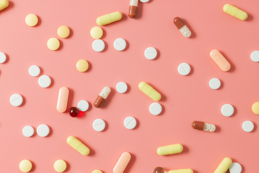 Kolorowe tabletki i kapsułki zawierające witaminy.