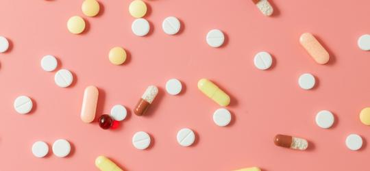 Kolorowe tabletki i kapsułki zawierające witaminy.