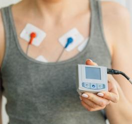 Kobieta ma na sobie Holter EKG.