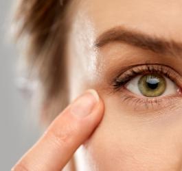 Zbliżenie na oko kobiety.