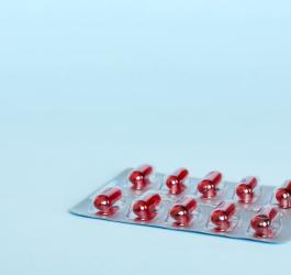 Czerwone kapsułki w blistrze.