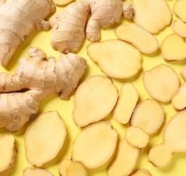 Pokrojone w plastry kłącze imbiru lekarskiego.