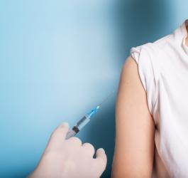 Kobieta u lekarza w trakcie immunoterapii alergenowej.