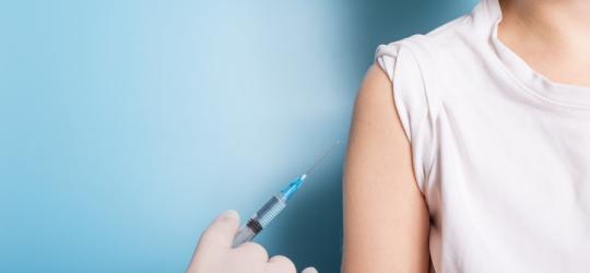 Kobieta u lekarza w trakcie immunoterapii alergenowej.