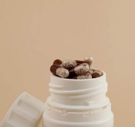 Buteleczka zawierająca kapsułki z inhibitorem pompy protonowej (IPP).