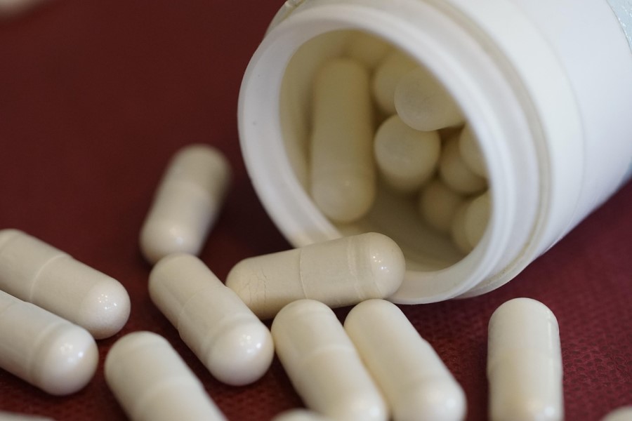 Kapsułki w białej buteleczce.