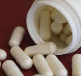 Kapsułki w białej buteleczce.