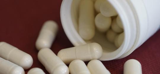 Kapsułki w białej buteleczce.