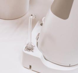 Końcówka do irygatora do zębów.