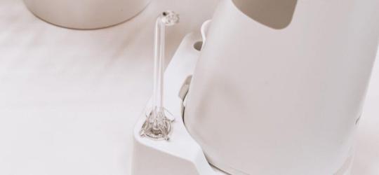 Końcówka do irygatora do zębów.