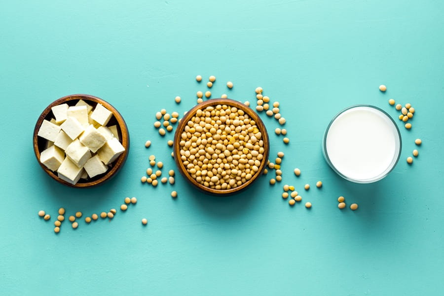 Produkty sojowe - soja, tofu, napój sojowy - źródło izoflawonów.