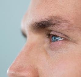 Zbliżenie na oczy mężczyzny.