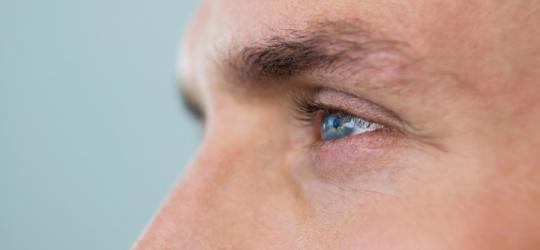 Zbliżenie na oczy mężczyzny.