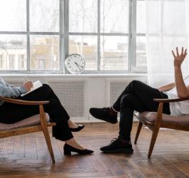 Mężczyzna podczas sesji z terapeutką.