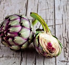 Pąk kwiatostanowy karczowa zwyczajnego, obok przekrojony karczoch.