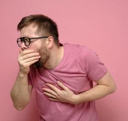 Mężczyzna cierpi jest przeziębiony, dokucza mu kaszel mokry.