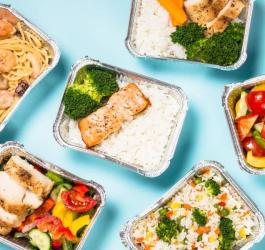 Pudełka z gotowymi posiłkami.