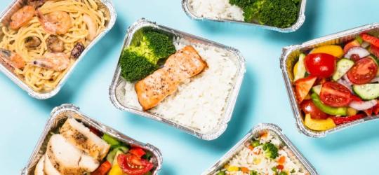 Pudełka z gotowymi posiłkami.