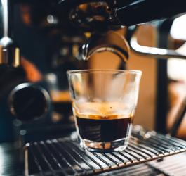 Kawa bezkofeinowa zaparzana w kolbowym ekspresie ciśnieniowym w formie espresso.