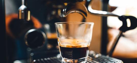 Kawa bezkofeinowa zaparzana w kolbowym ekspresie ciśnieniowym w formie espresso.