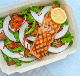 Kolorowy posiłek skomponowany zgodnie z zasadami diety ketogenicznej.