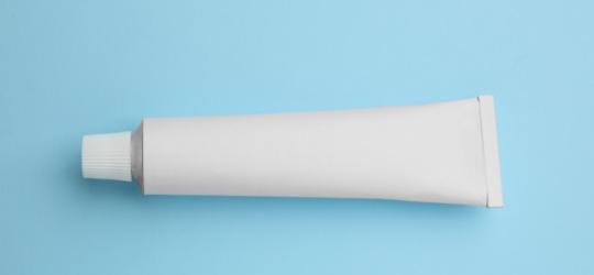 Tubka maści zawierająca klotrimazol w składzie.