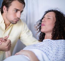 kobieta i mężczyzna w trakcie porodu