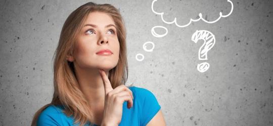 Młoda kobieta, długo się nad czymś zastanawia. Obok narysowany dymek i znak zapytania.