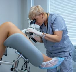 Ginekolożka przeprowadza kolposkopię u pacjentki.