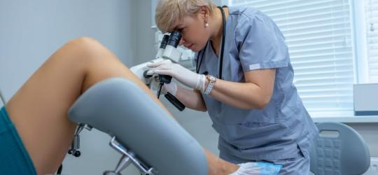 Ginekolożka przeprowadza kolposkopię u pacjentki.