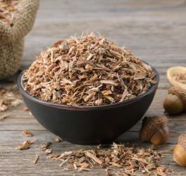 Kora dębu w czarnej miseczce.