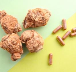 Suszony oraz sproszkowany i zakapsułkowany korzeń maca.