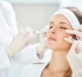 Kobieta poddaje się zabiegom z zakresu kosmetologii estetycznej.